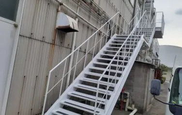 堺市内　某工場外部階段