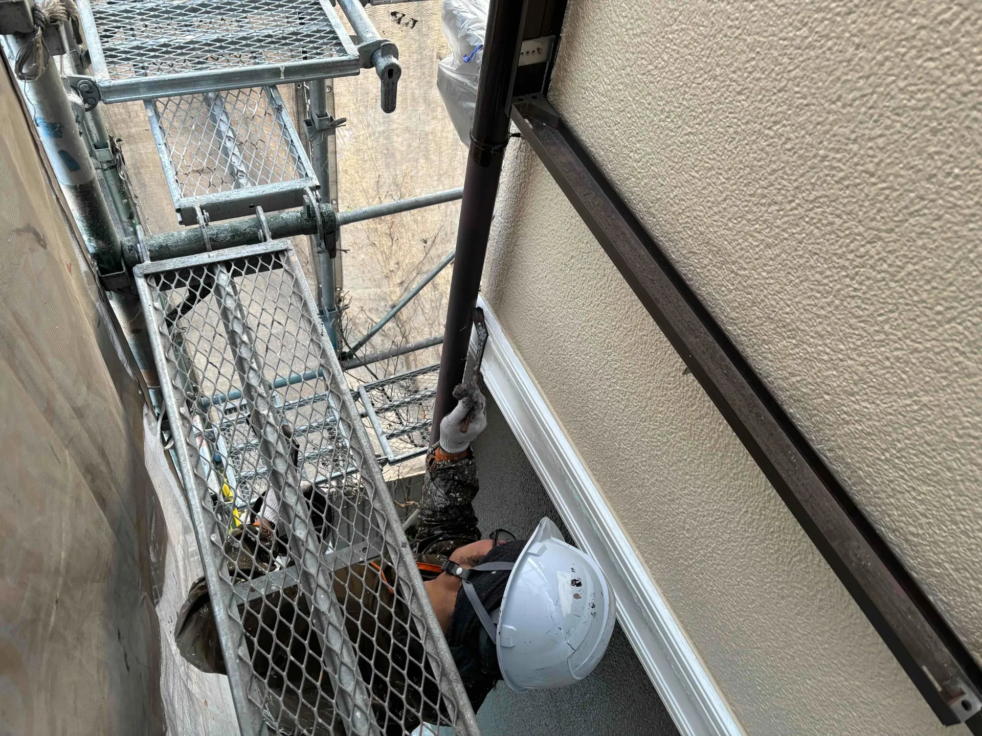 兵庫県川西市S様邸 付帯部分の塗装を進めております