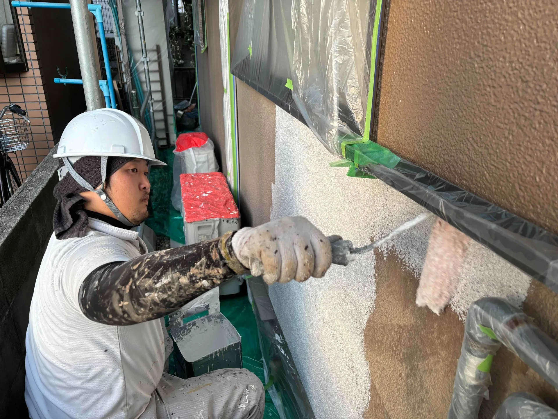 兵庫県川西市S様邸 外壁の下塗り塗装を進めております