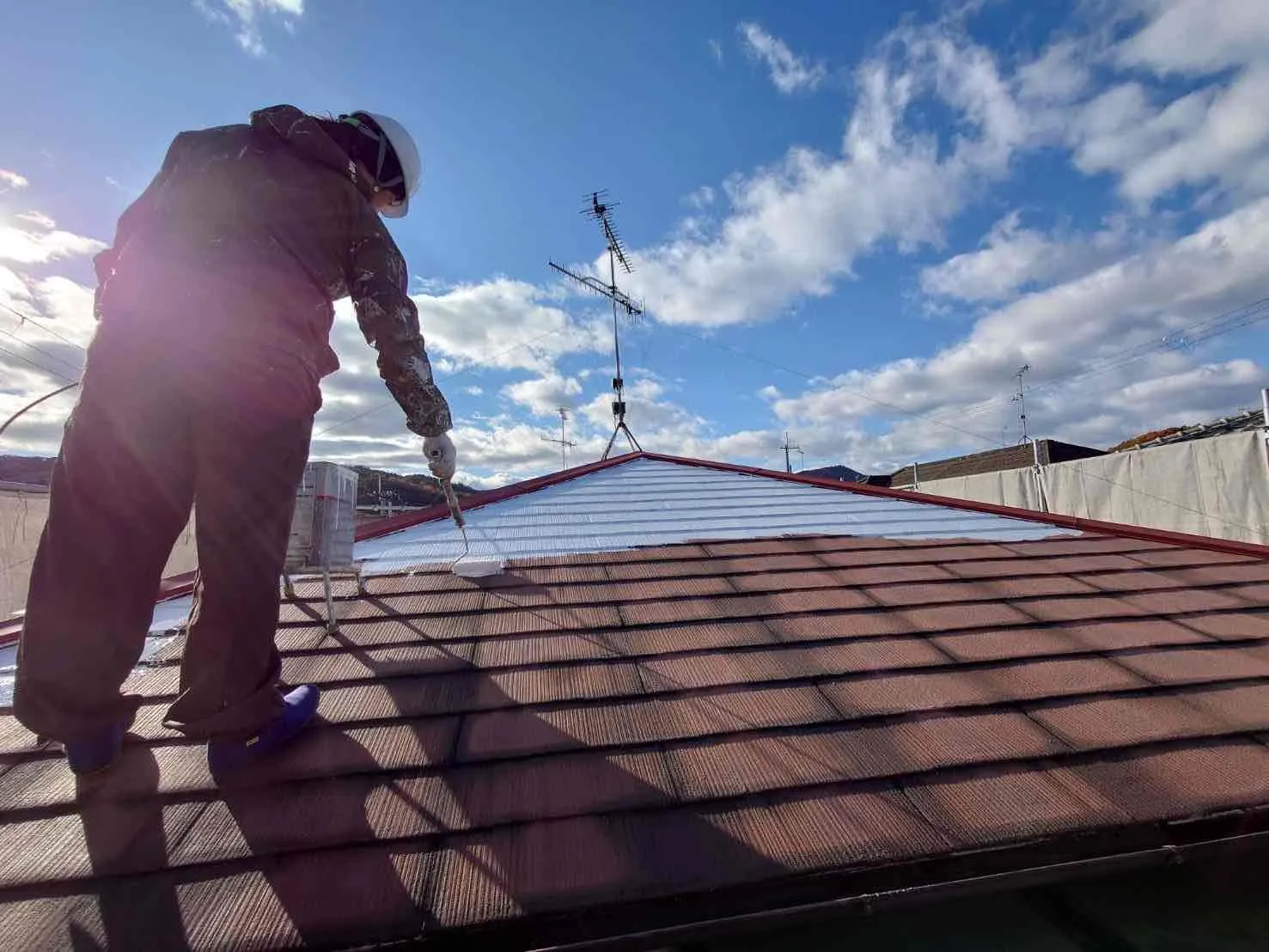 兵庫県川西市S様邸 屋根の下塗り塗装を進めております