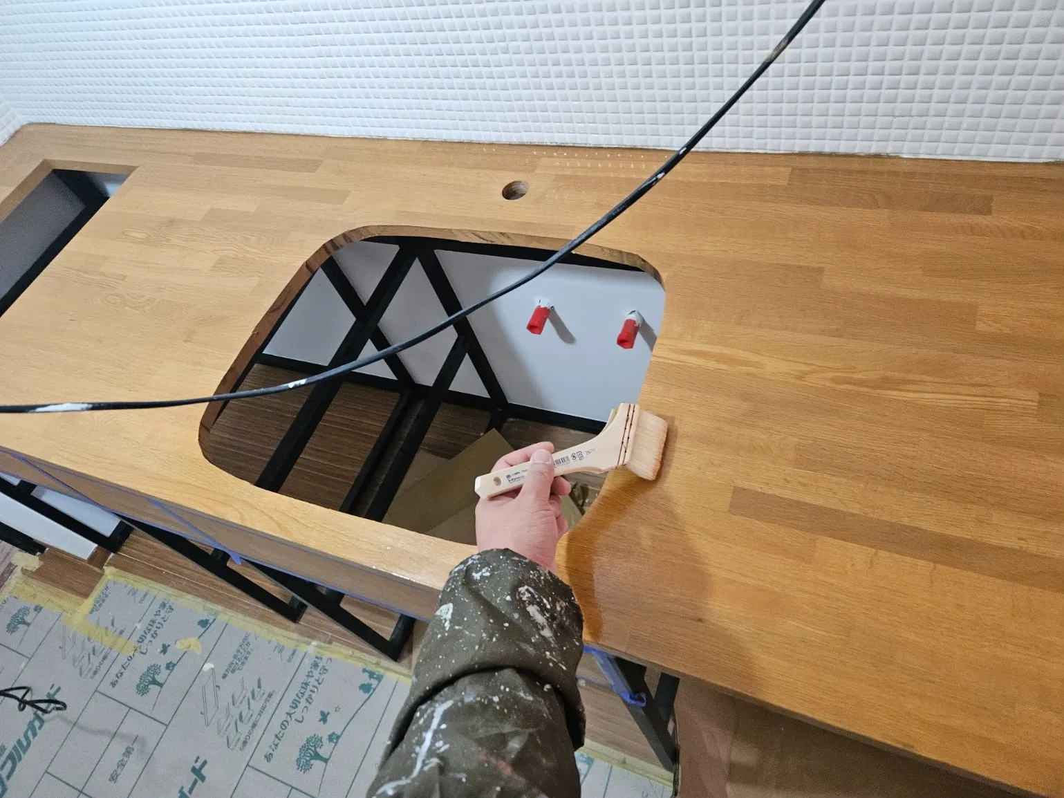 大阪市阿倍野区マンション 木製家具の塗装を進めております