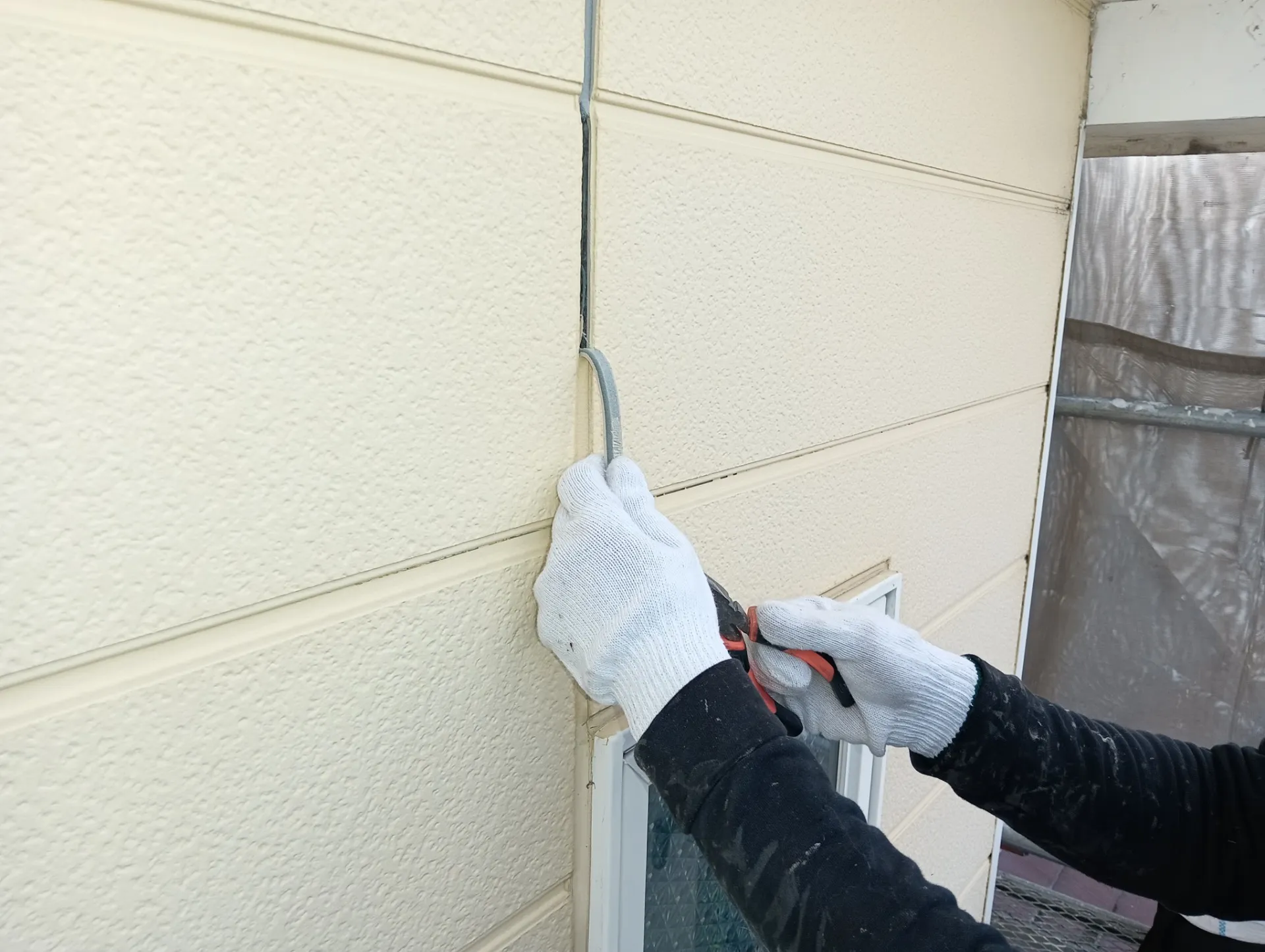 兵庫県伊丹市N様邸 シーリング工事を進めております