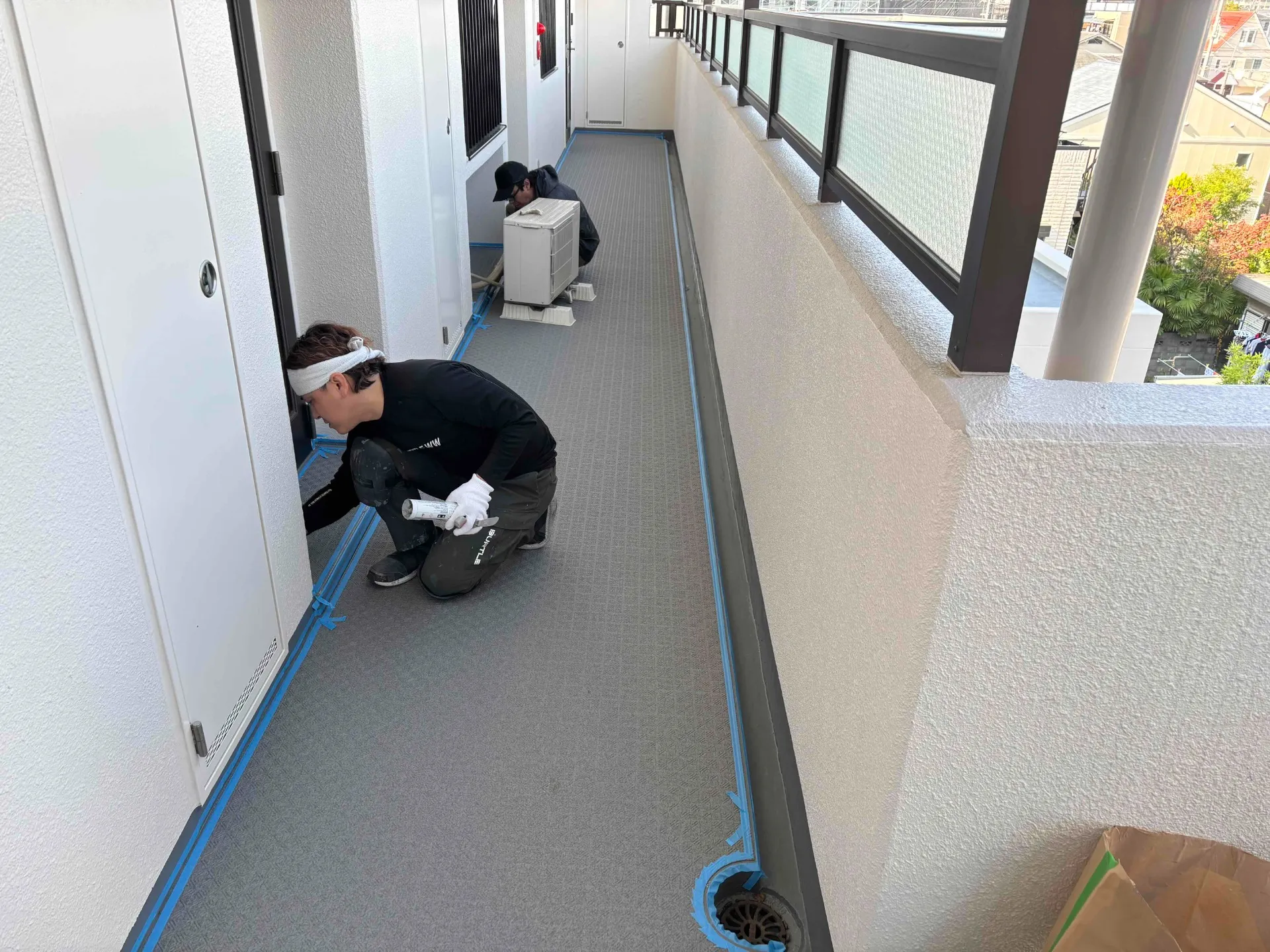 兵庫県西宮市マンション 長尺シートのシーリング工事を進めております