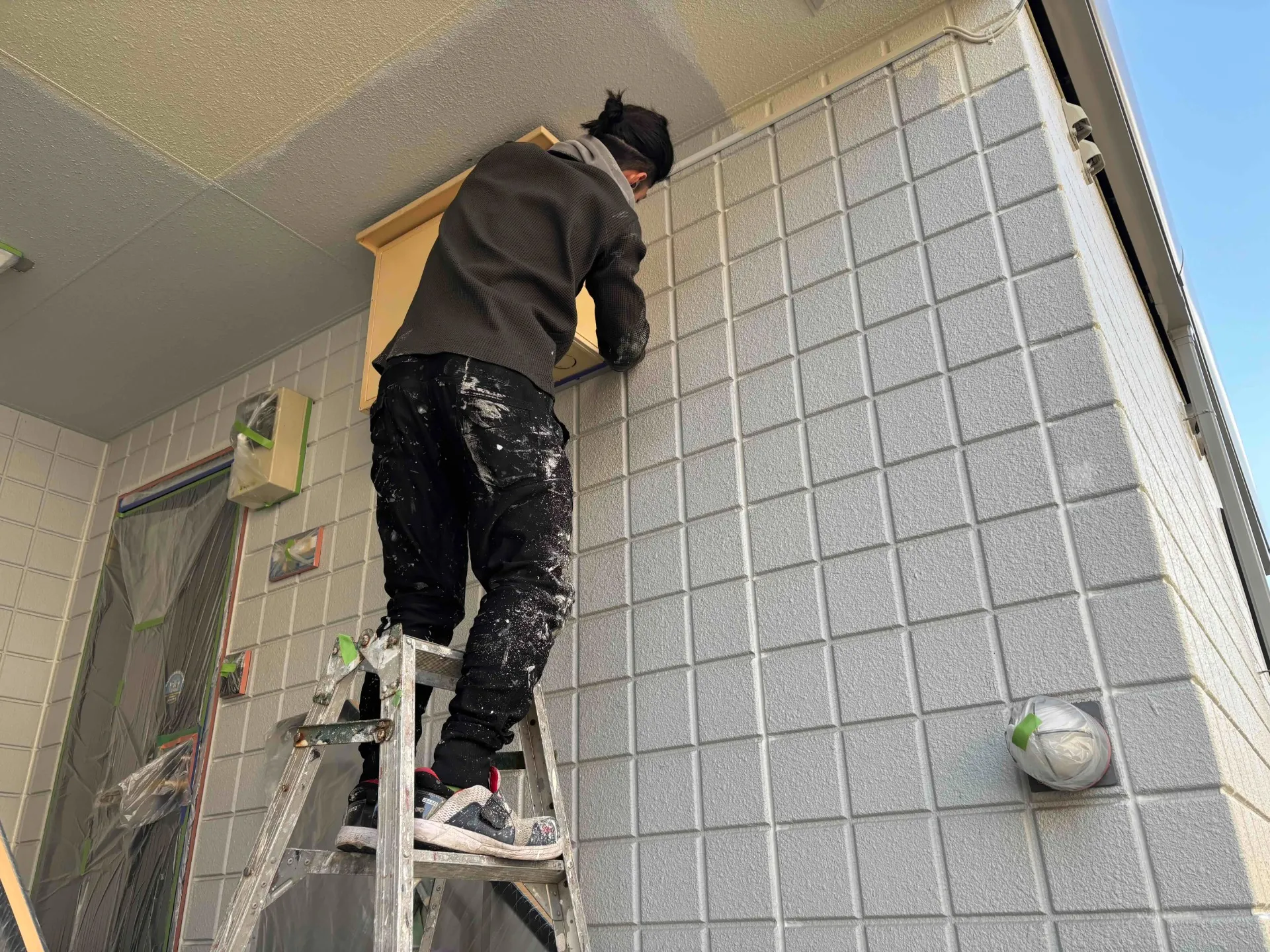 兵庫県伊丹市ハイツ 足場の解体後の作業を進めております