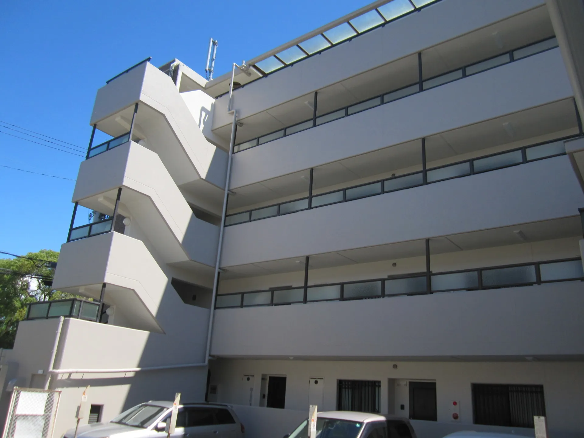 兵庫県西宮市マンション 床の長尺シート貼工事を開始しております