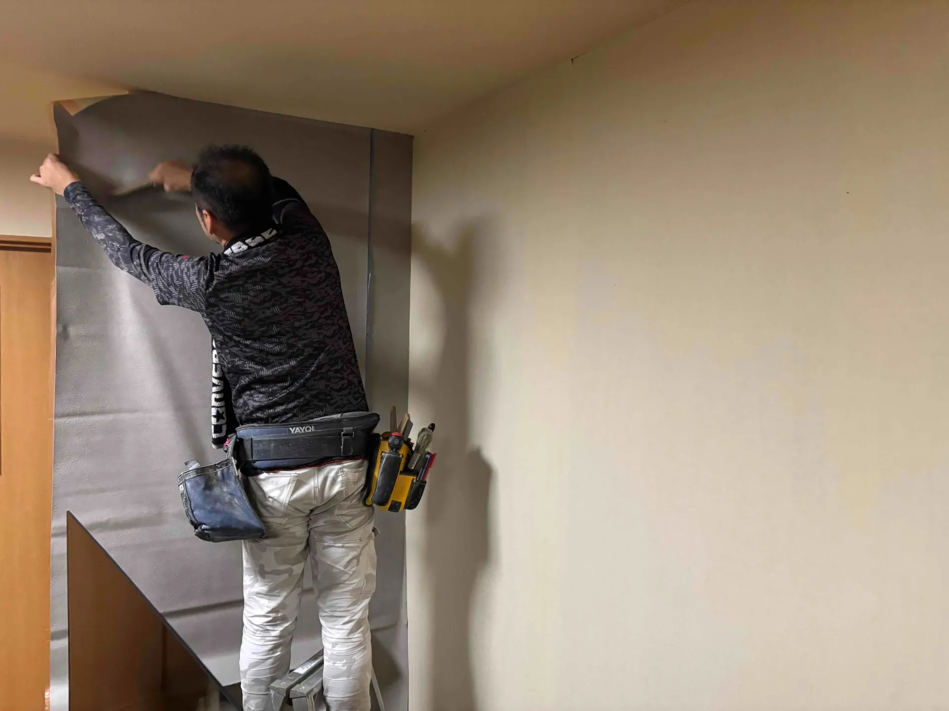 兵庫県神戸市灘区Y様邸 クロスの張替工事も進めております