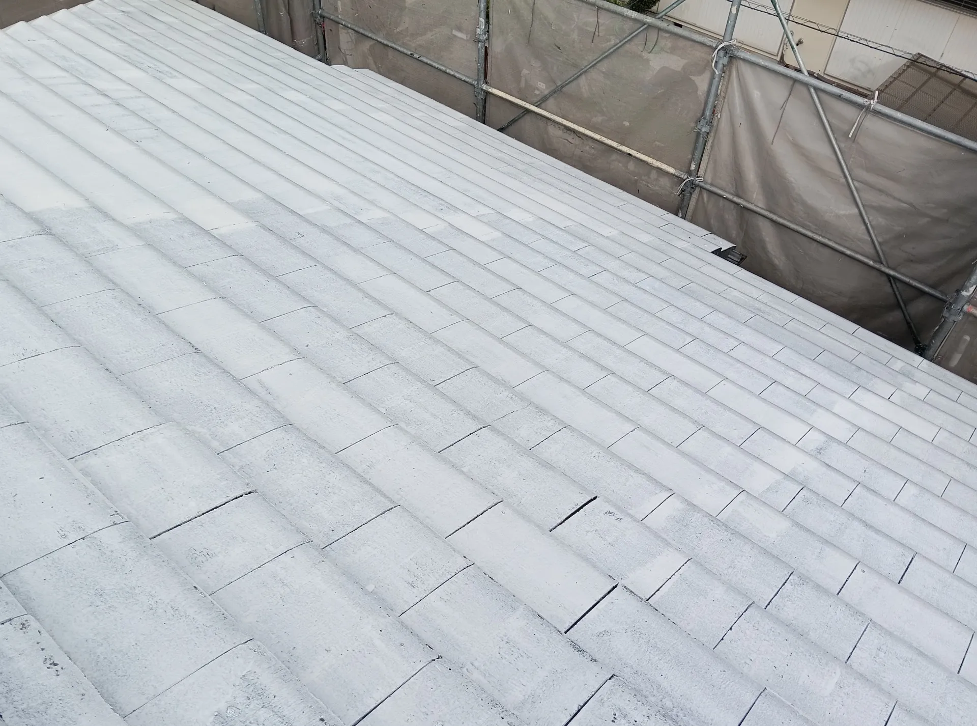 兵庫県川西市H様邸 屋根の下塗り塗装を進めております