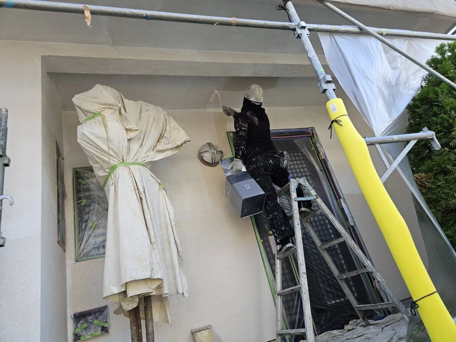 兵庫県川西市H様邸 外壁の下塗り塗装を進めております