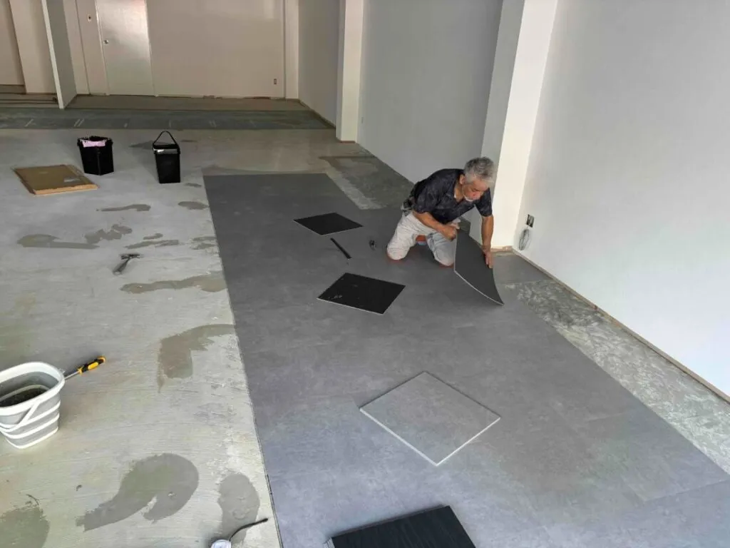 兵庫県伊丹市店舗 床を新しく張り替えております