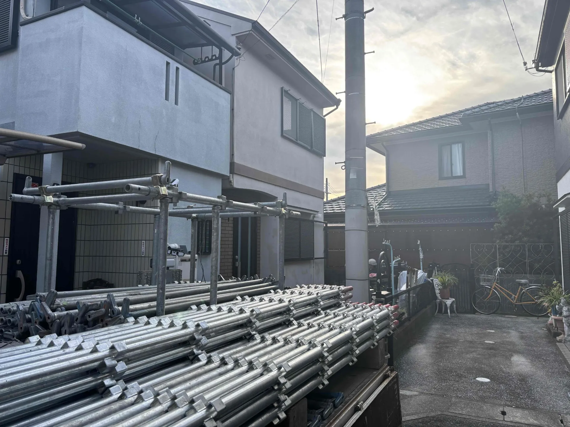 兵庫県伊丹市T様邸 外壁・屋根塗装工事を開始しております