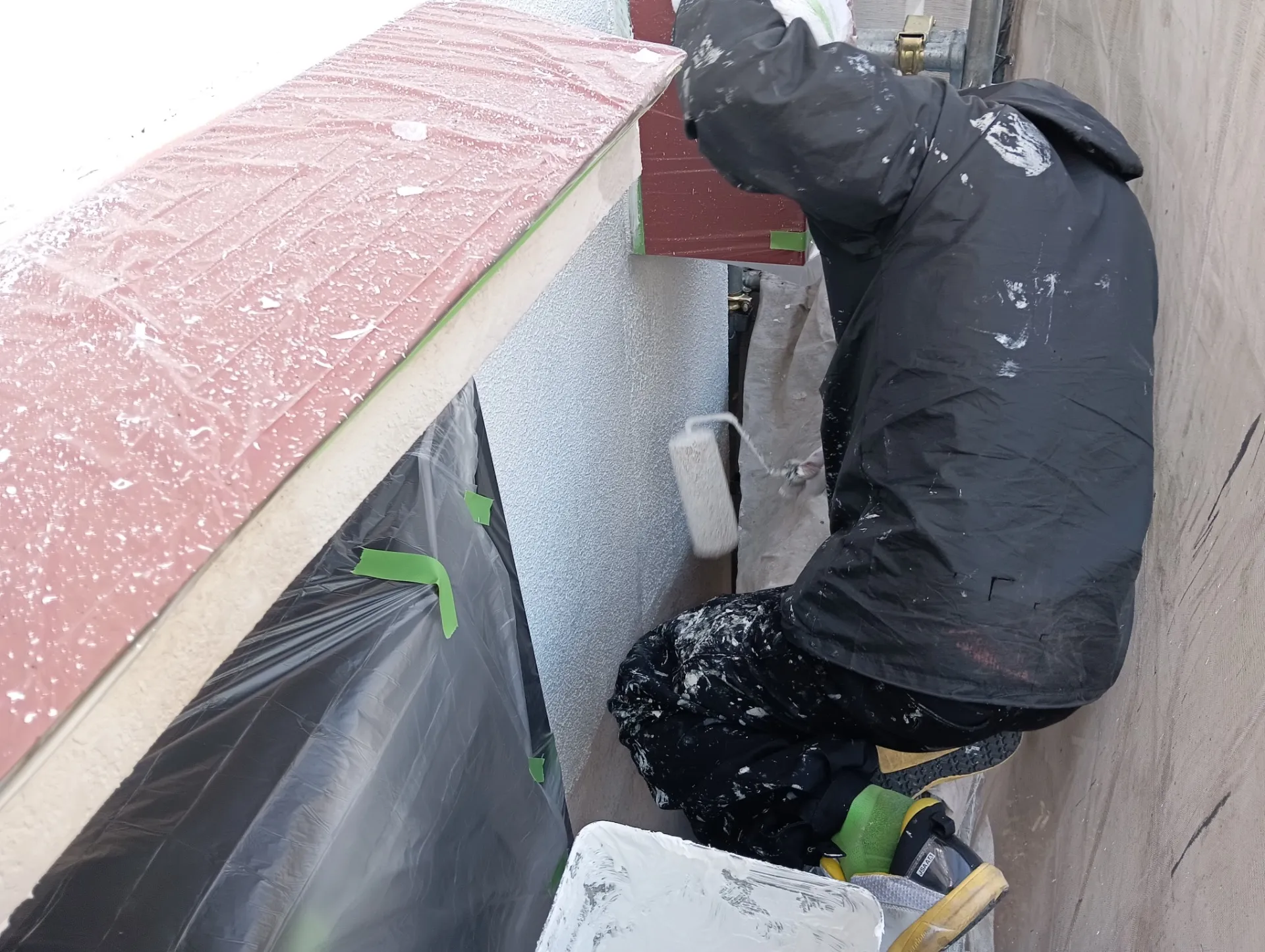 兵庫県伊丹市T様邸 外壁の下塗り塗装を進めております