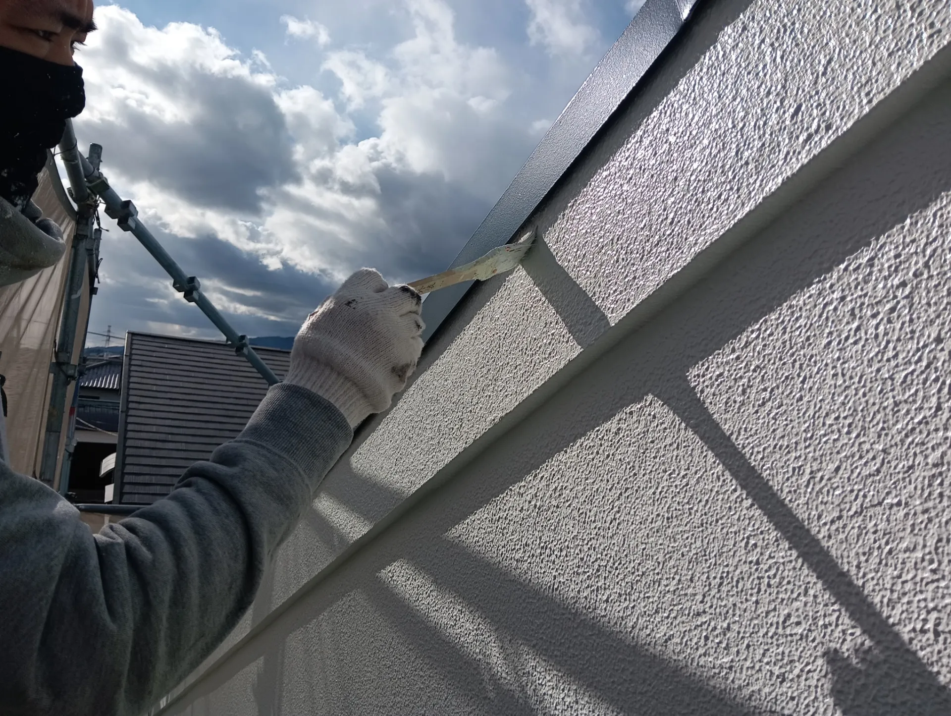 兵庫県伊丹市T様邸 足場の解体前の最終確認を行っております