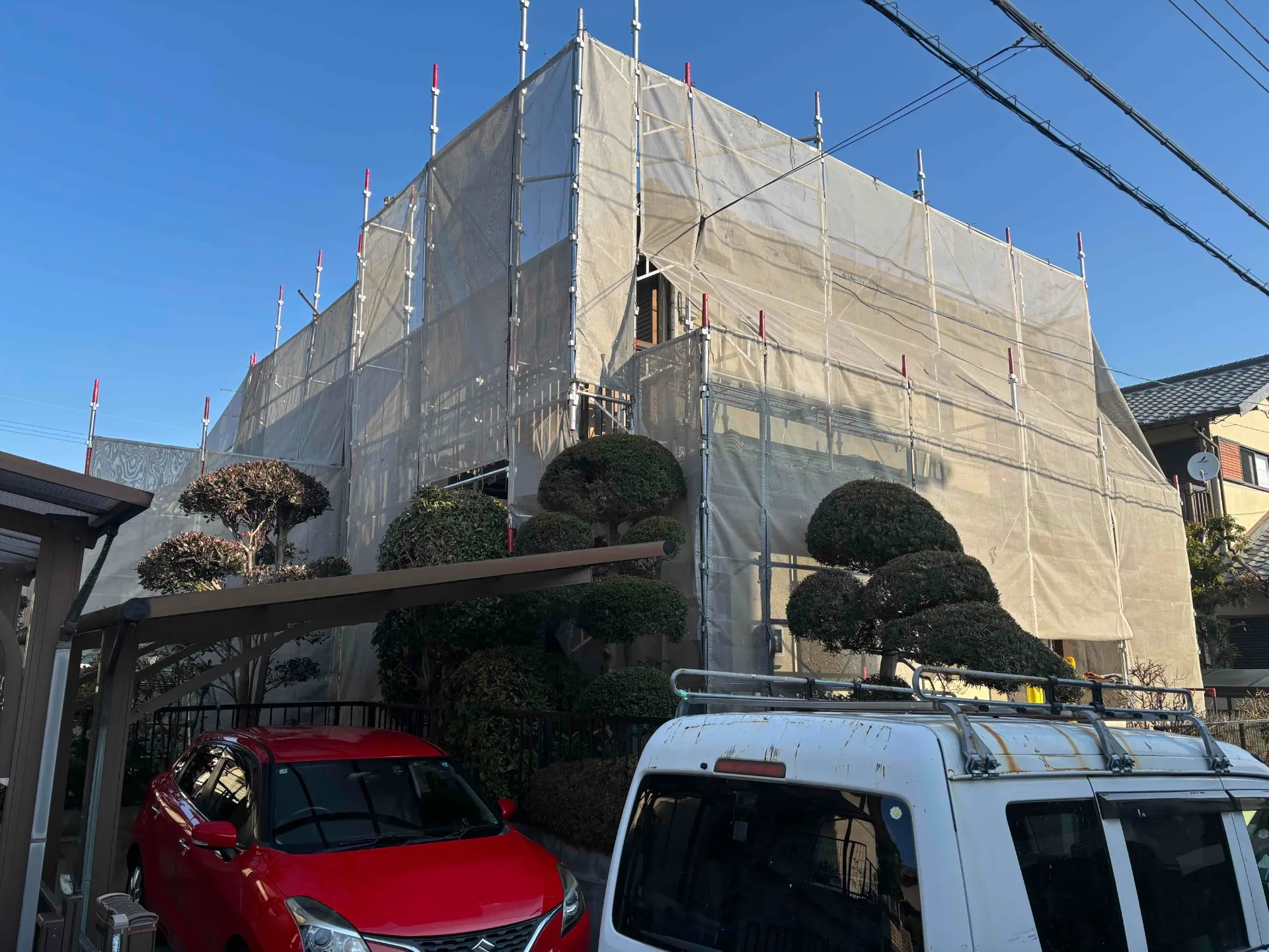 兵庫県川西市F様邸 高圧洗浄の作業を進めております