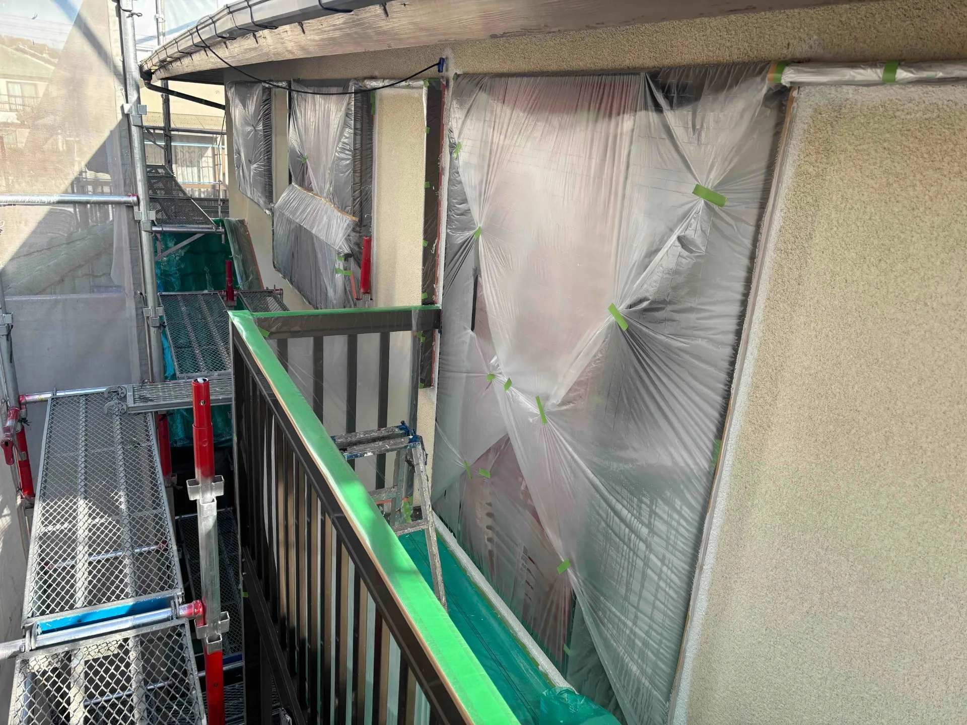 兵庫県川西市F様邸 外壁の下塗り塗装を開始しております