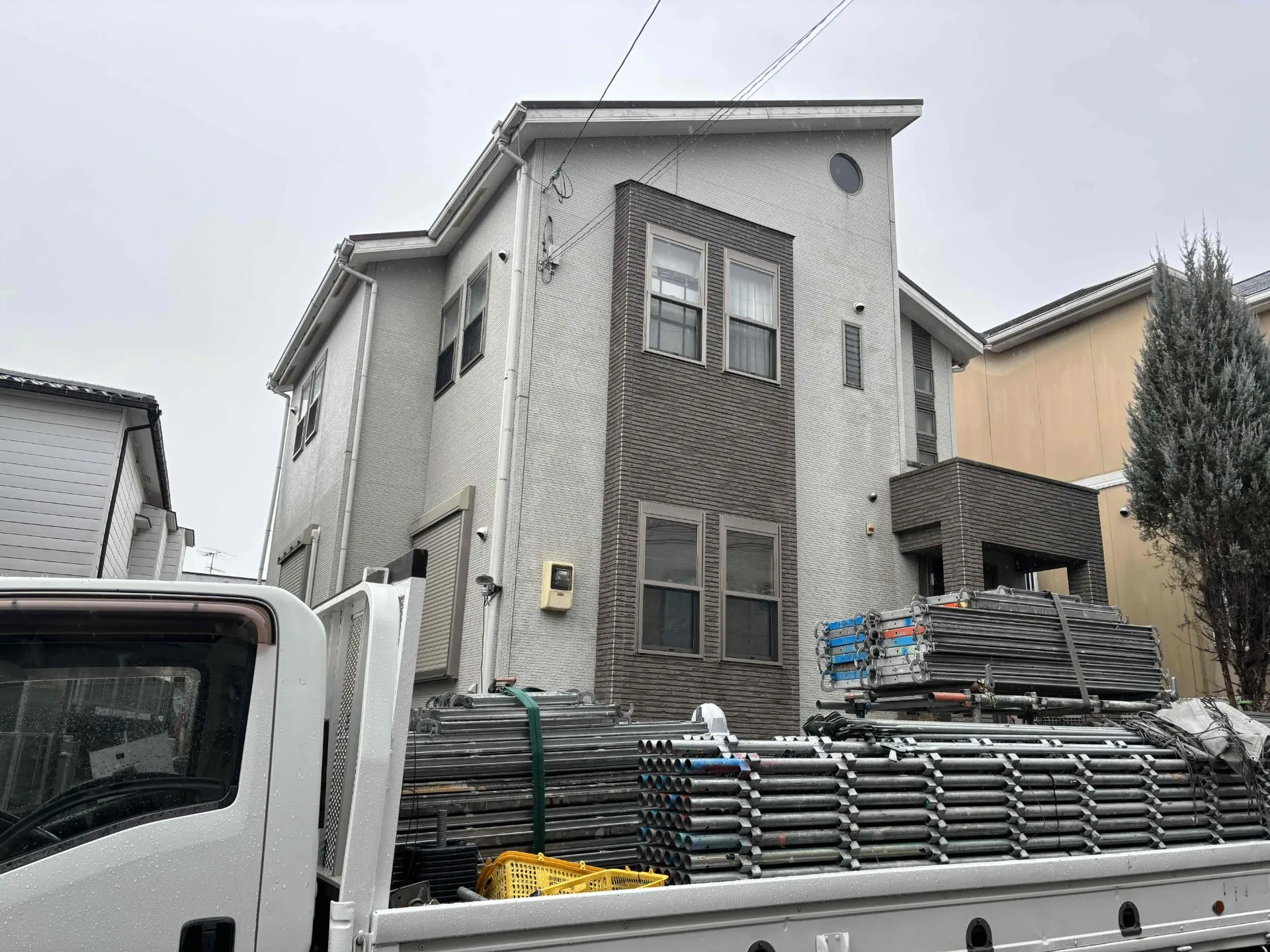 兵庫県川西市I様邸 外壁塗装・屋根塗装工事を開始しております