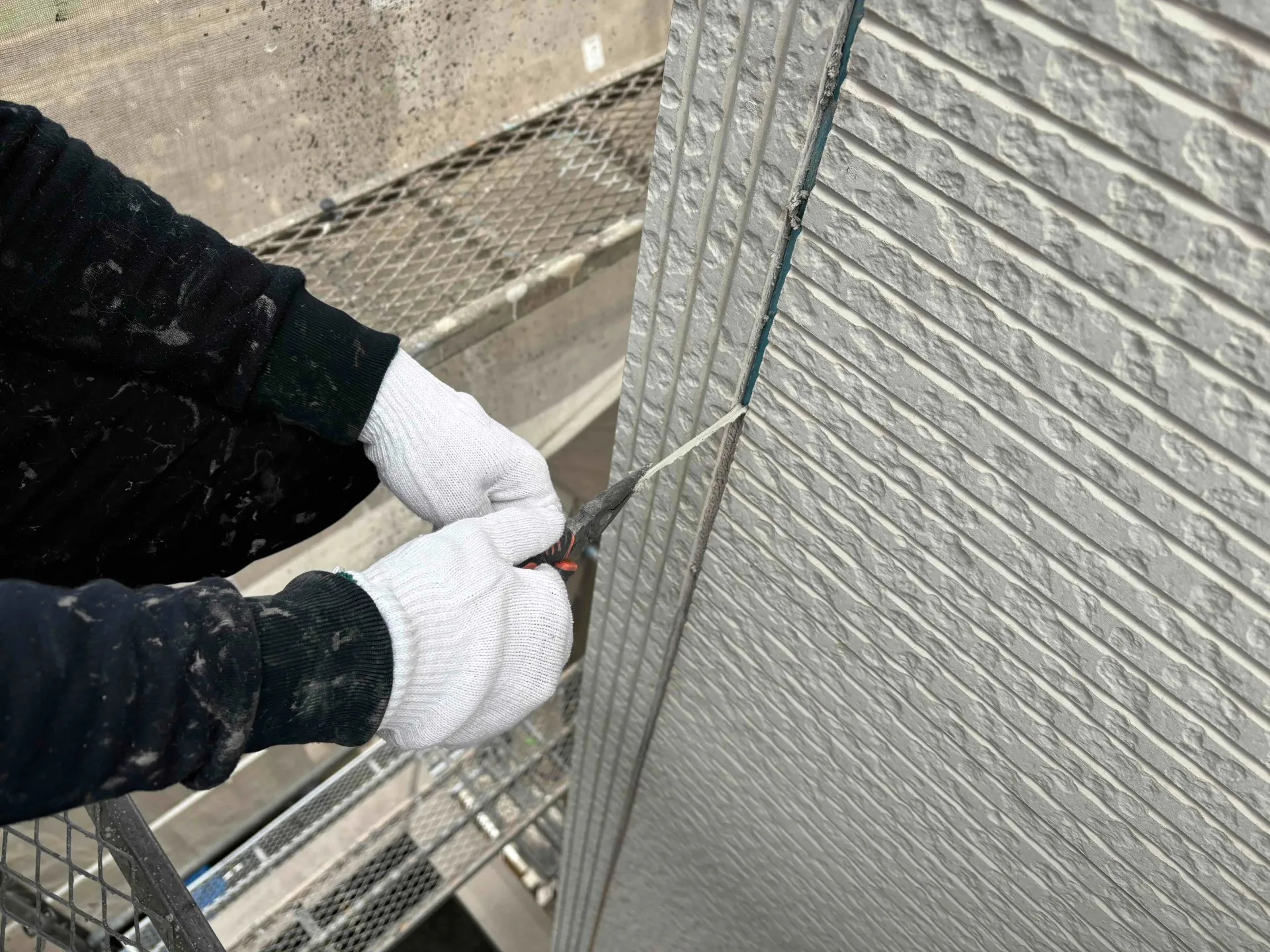 兵庫県川西市I様邸 シーリング工事を進めております