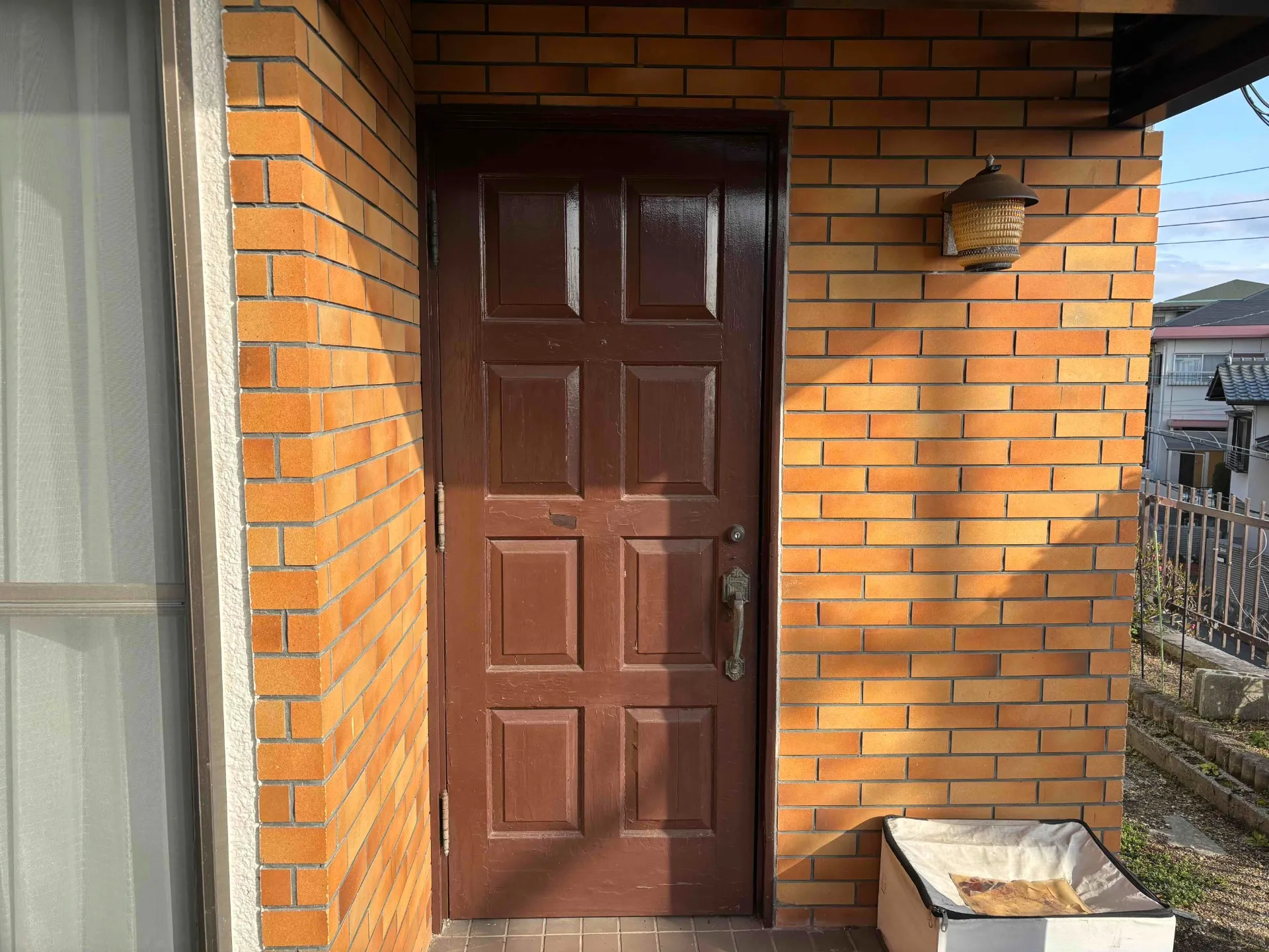 兵庫県宝塚市T様邸 木製玄関扉の塗装工事を開始しております