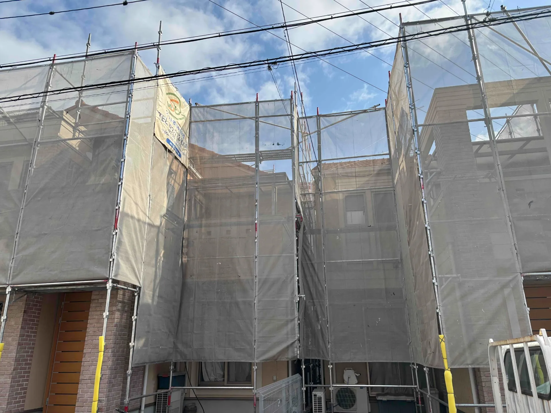 兵庫県伊丹市K様邸・T様邸 外壁塗装と屋根塗装工事を開始しております