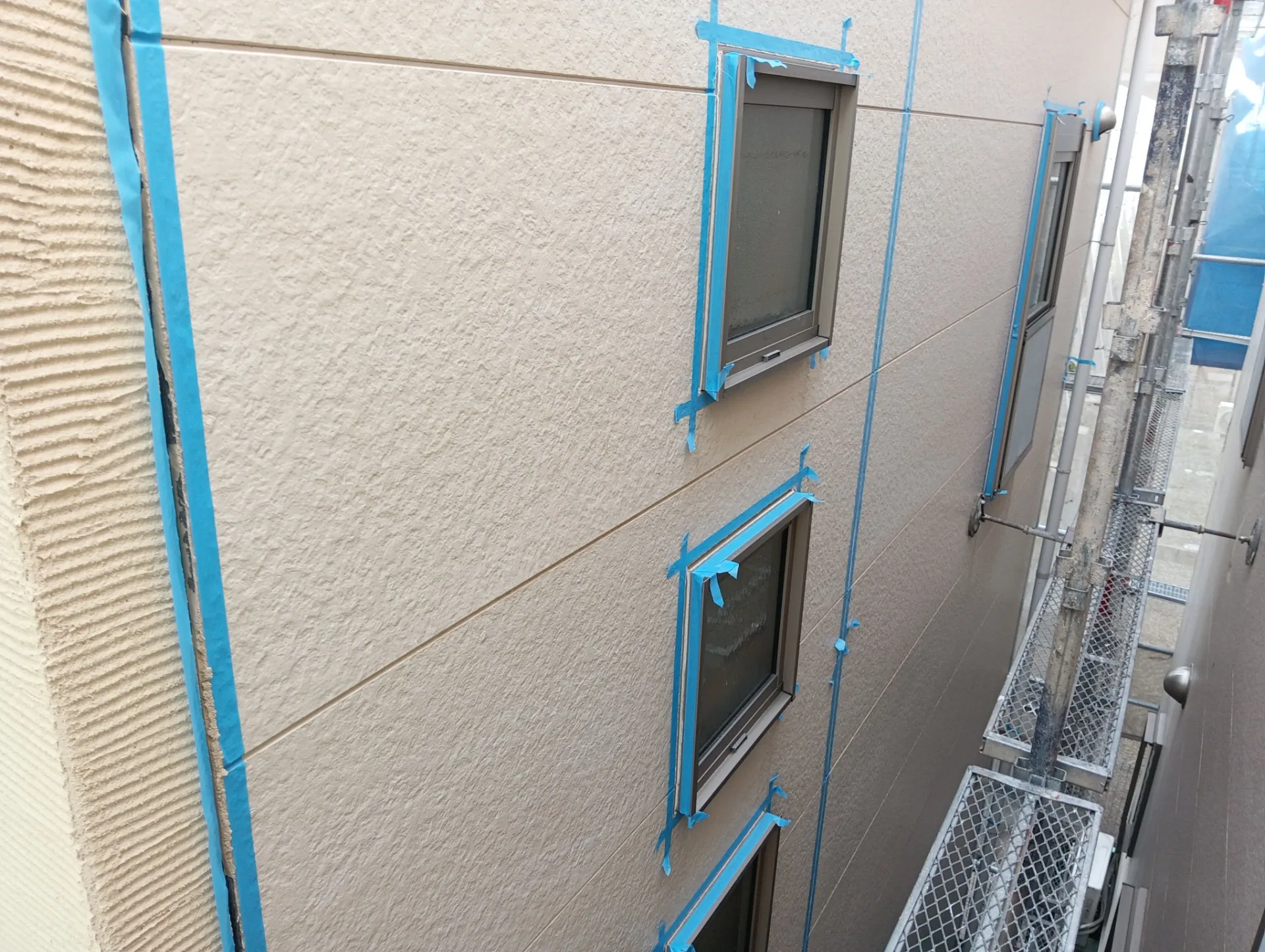 兵庫県伊丹市K様邸・T様邸 シーリング工事を進めております