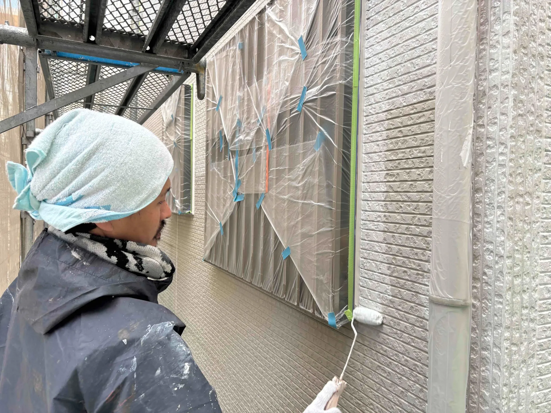 兵庫県川西市I様邸 外壁の下塗り塗装を進めております