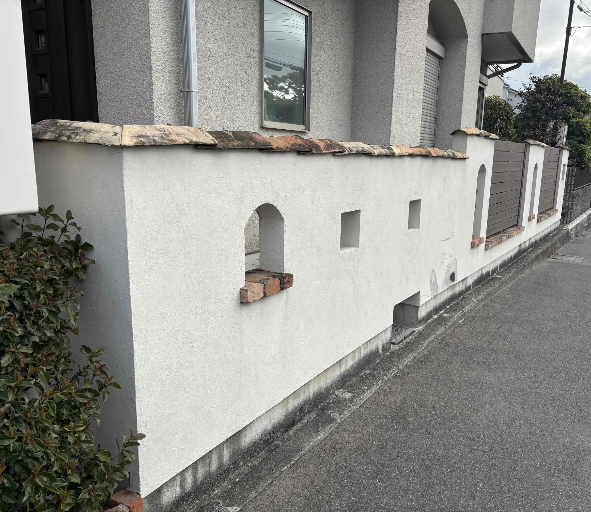 兵庫県伊丹市S様邸 塀の塗装工事を開始しております