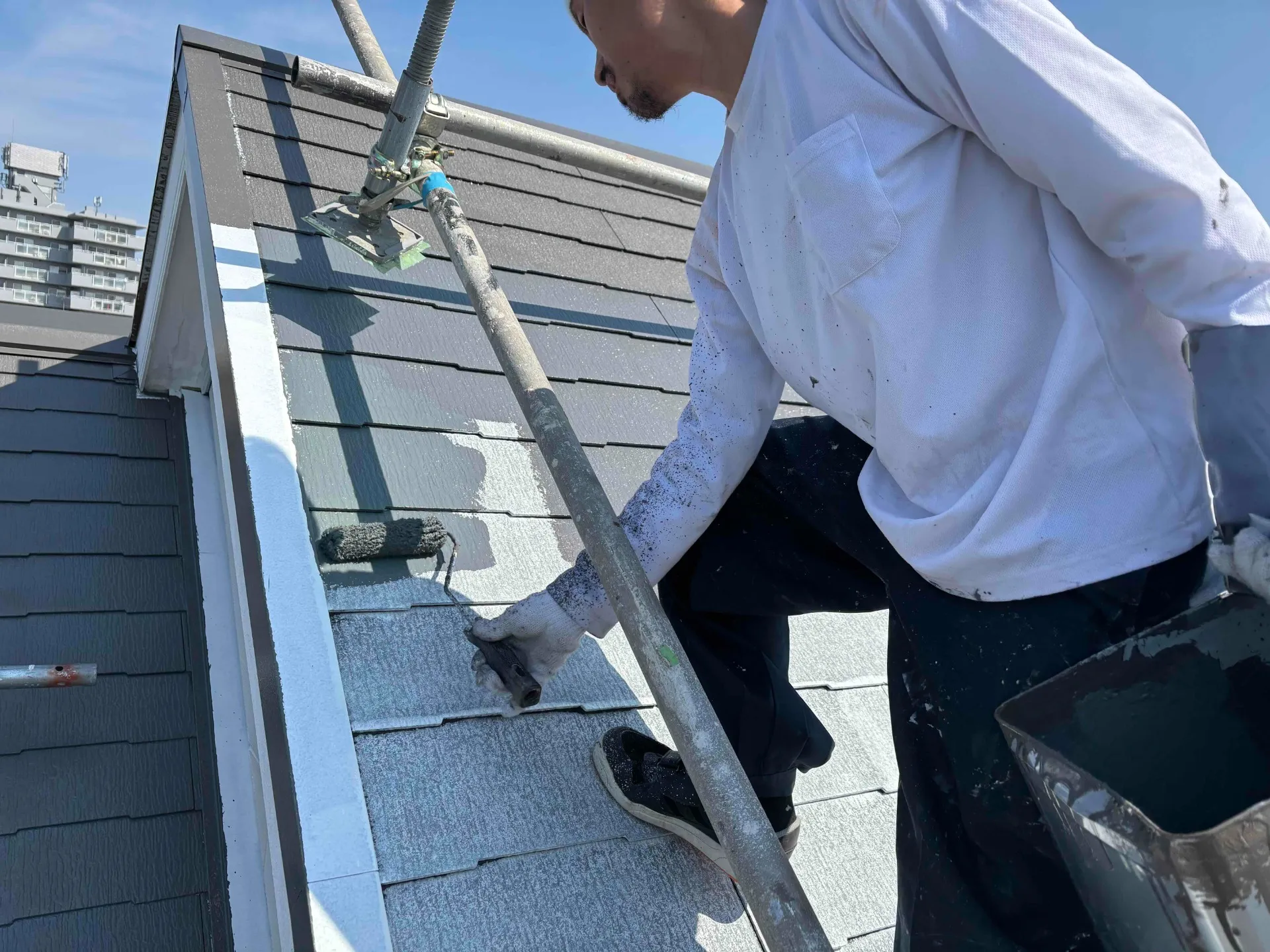 兵庫県伊丹市F様邸 屋根の中塗り塗装を進めております