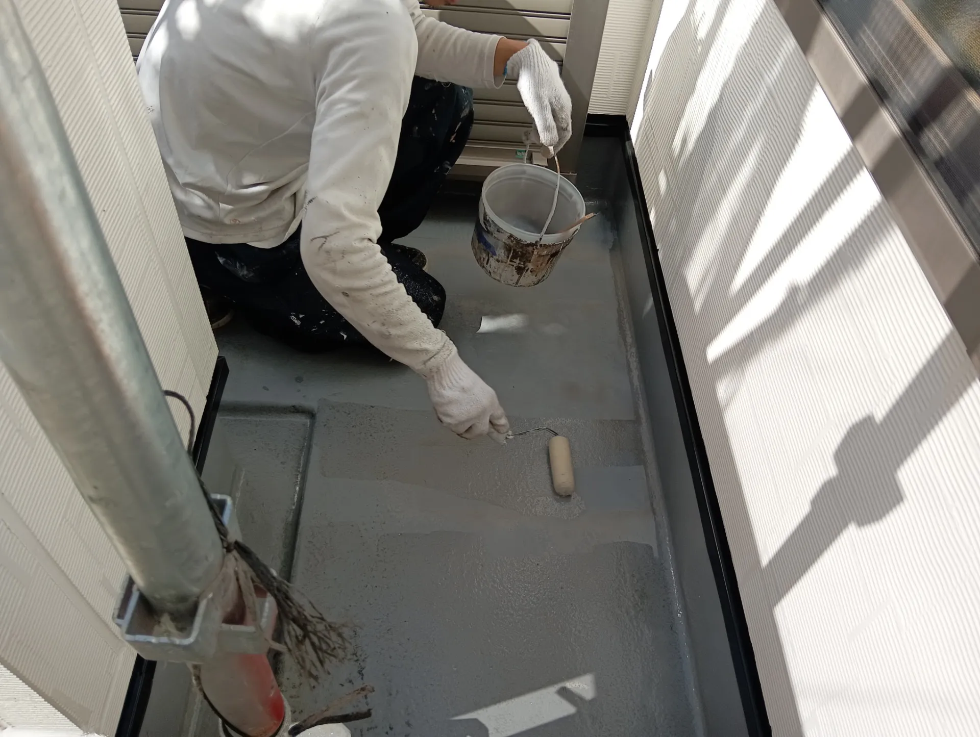 兵庫県伊丹市F様邸 ベランダFRP防水の下塗り塗装を進めております