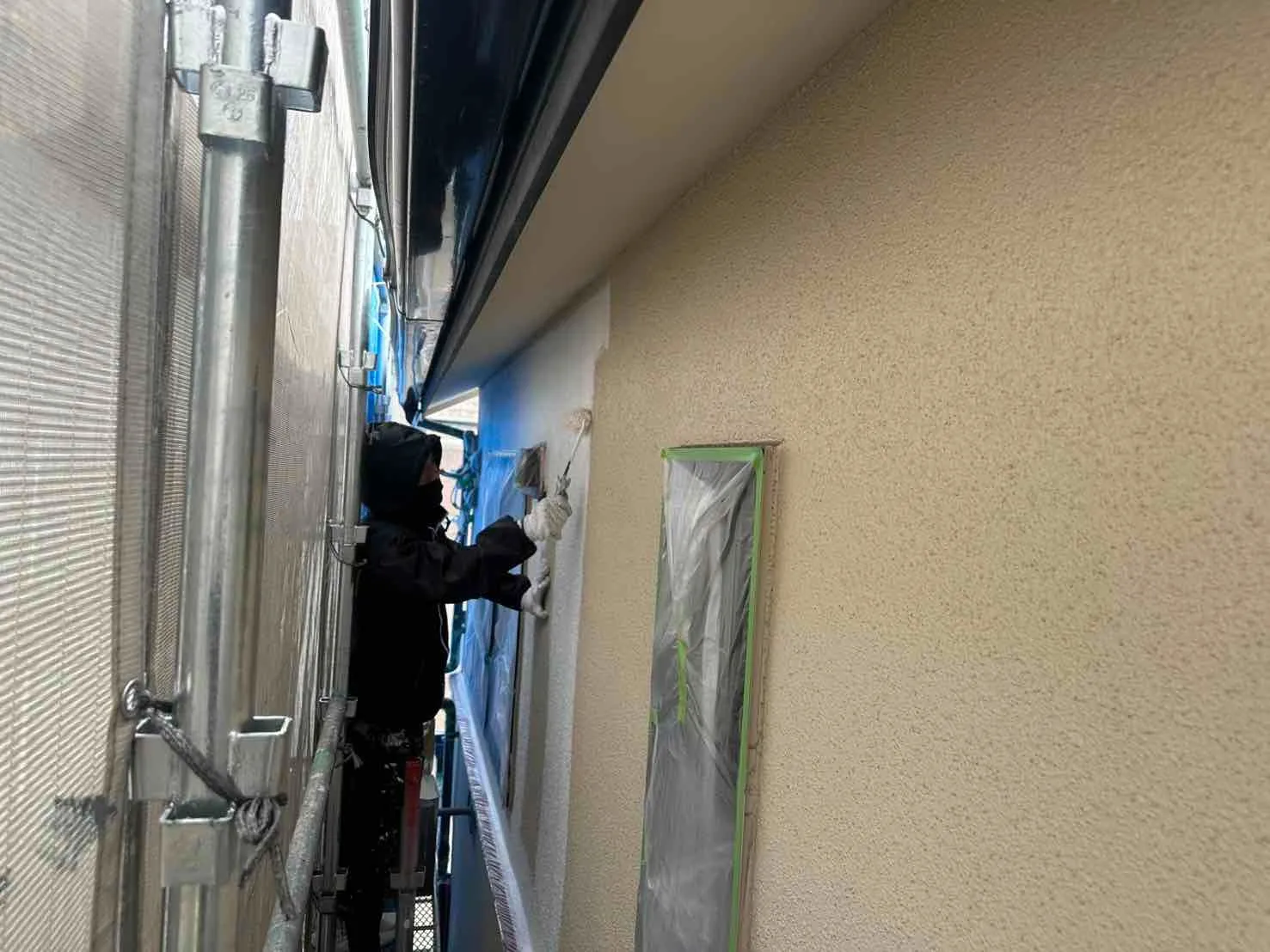 大阪府茨木市T様邸 外壁の下塗り塗装を進めております