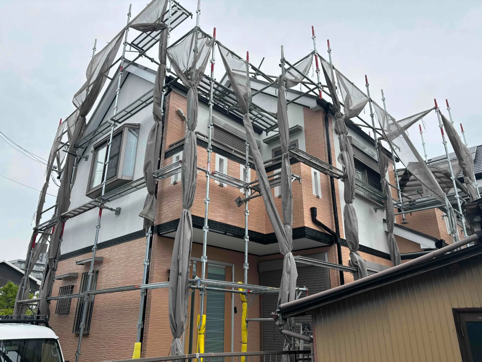 兵庫県伊丹市F様邸 塗装作業の最終確認を進めております