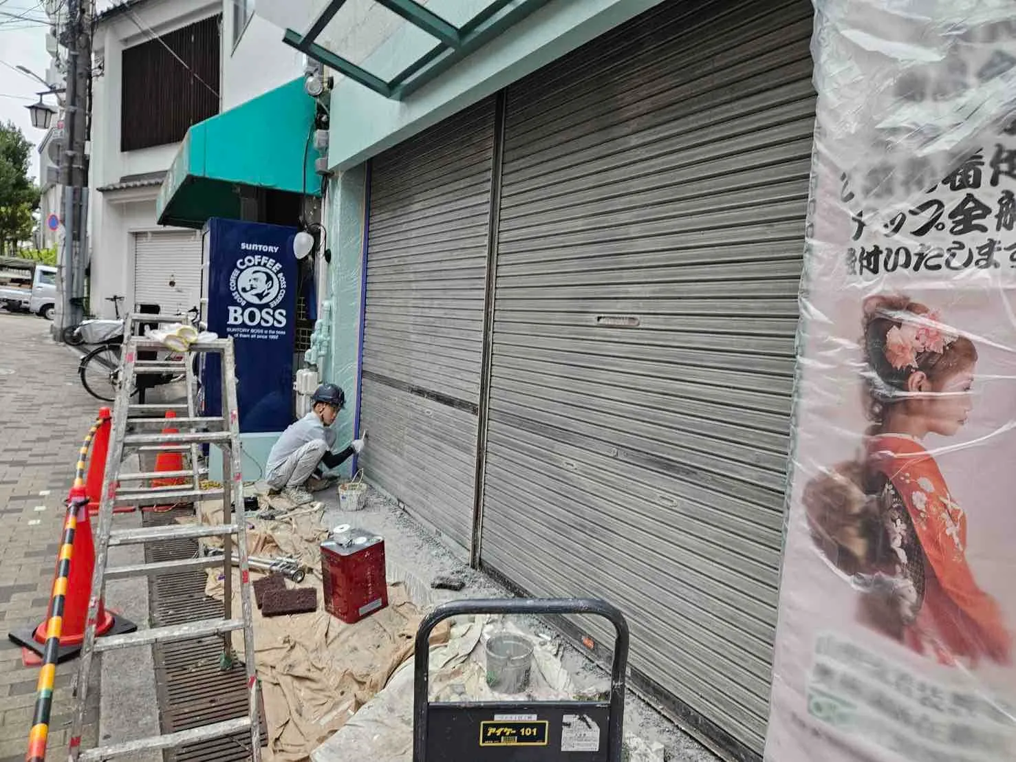 兵庫県伊丹市ひがし商店街 店舗シャッターの塗装工事を進めております