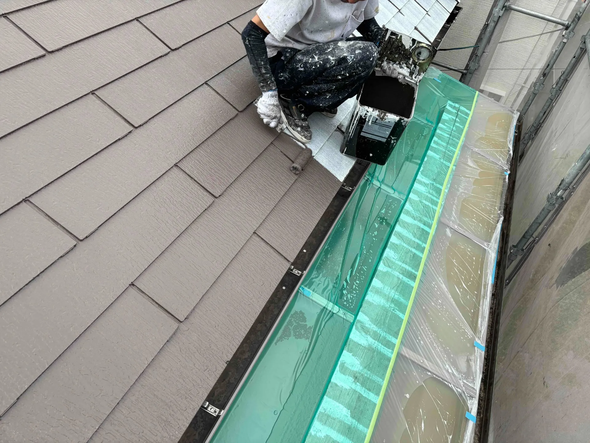 兵庫県川西市S様邸 屋根の中塗り塗装を進めております