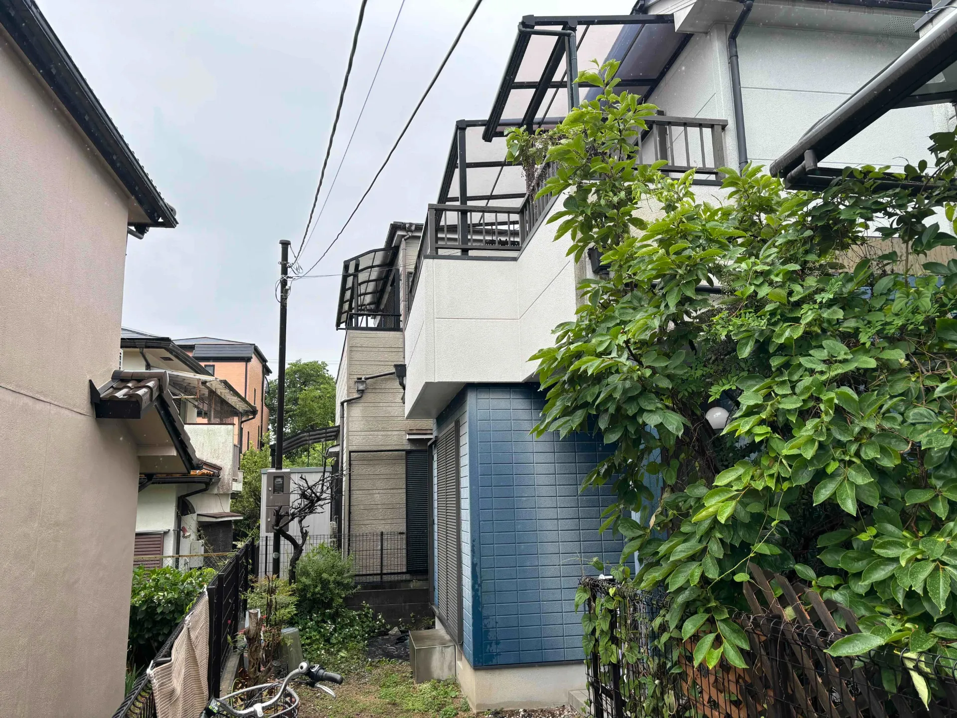 兵庫県川西市Y様邸 外壁塗装と屋根塗装工事を開始しております