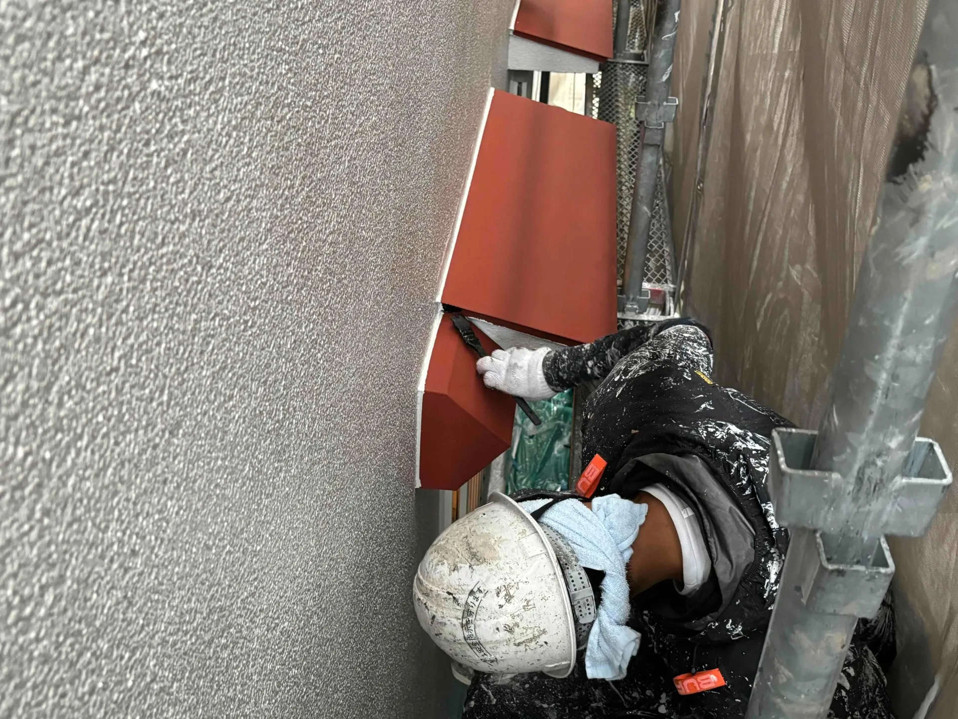 兵庫県川西市M様邸 付帯部分の塗装を進めております