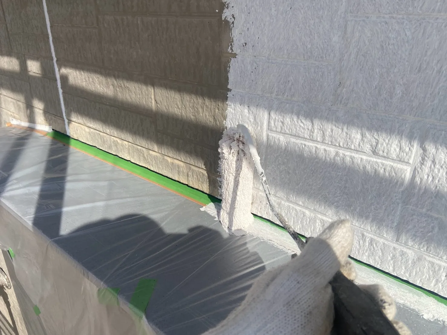大阪府豊中市A様邸 外壁の下塗り塗装と屋根の中塗り塗装を進めております