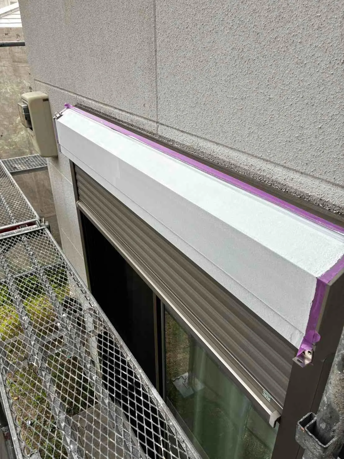 兵庫県川西市Y様邸 鉄部への下塗り塗装とビニール養生作業を進めております